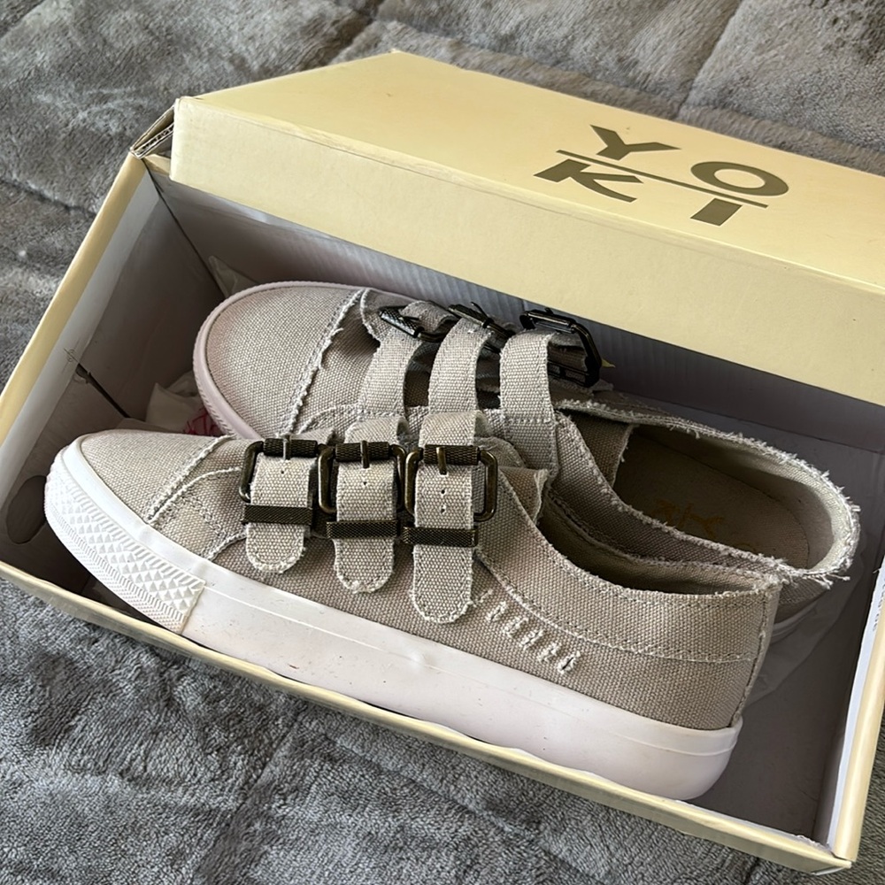 BENTLEY 
Taupe Size 6
Shoes
Casual
NEVER WORN